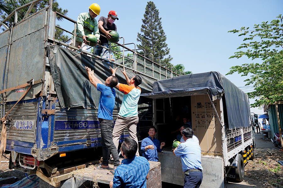 Hưng Thịnh giải cứu thành công 30 tấn dưa hấu hỗ trợ bà con nông thôn