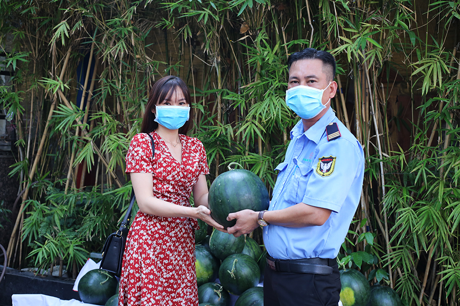 Hưng Thịnh giải cứu thành công 30 tấn dưa hấu hỗ trợ bà con nông thôn