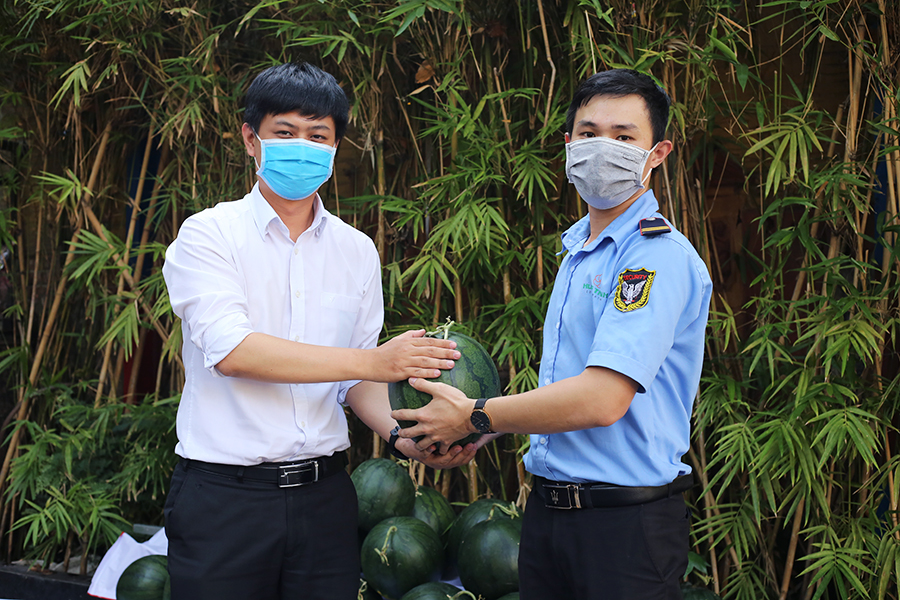 Hưng Thịnh giải cứu thành công 30 tấn dưa hấu hỗ trợ bà con nông thôn