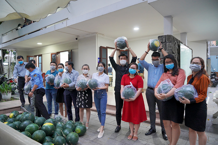 Hưng Thịnh giải cứu thành công 30 tấn dưa hấu hỗ trợ bà con nông thôn