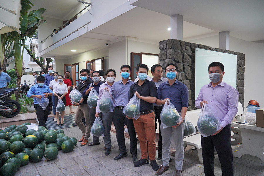 Hưng Thịnh giải cứu thành công 30 tấn dưa hấu hỗ trợ bà con nông thôn