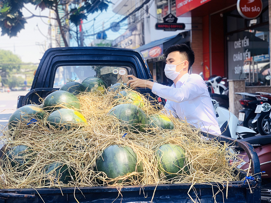 Hưng Thịnh giải cứu thành công 30 tấn dưa hấu hỗ trợ bà con nông thôn