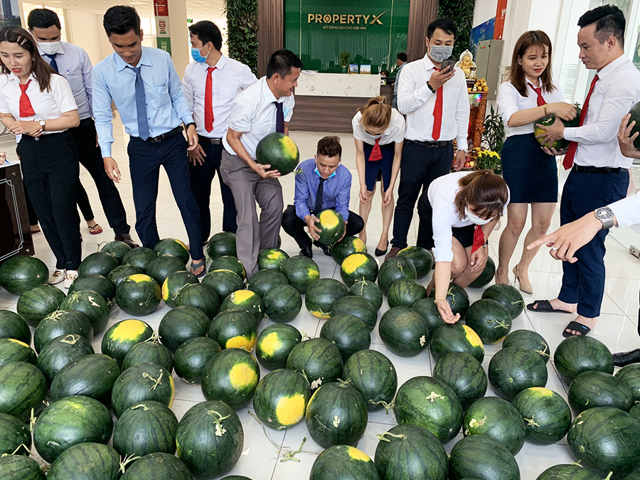 Hưng Thịnh giải cứu thành công 30 tấn dưa hấu hỗ trợ bà con nông thôn