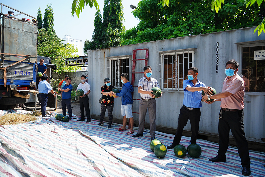 Hưng Thịnh giải cứu thành công 30 tấn dưa hấu hỗ trợ bà con nông thôn