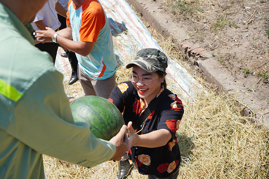Hưng Thịnh giải cứu thành công 30 tấn dưa hấu hỗ trợ bà con nông thôn