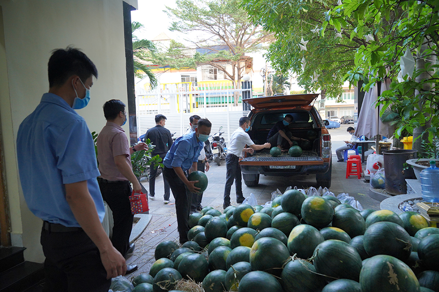 Hưng Thịnh giải cứu thành công 30 tấn dưa hấu hỗ trợ bà con nông thôn
